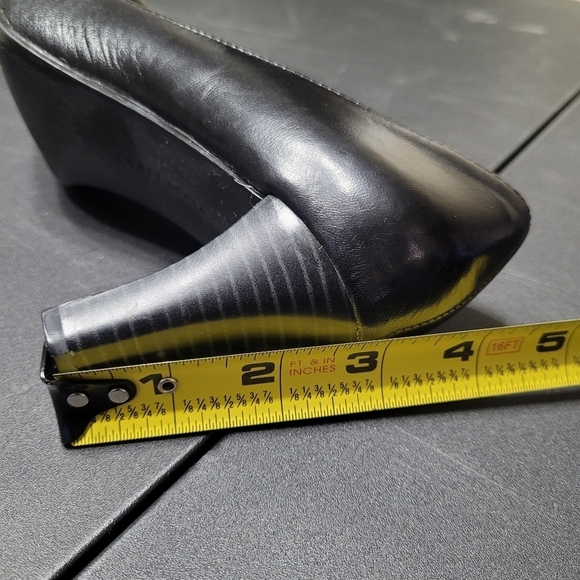 Liz Claiborne First Issue Black Leather Agatha Pumps Size 6.5 - Picture 7 of 8